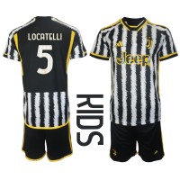 Otroški Nogometni dresi Juventus Manuel Locatelli #5 Domači 2023-24 Kratek Rokav (+ Kratke hlače)